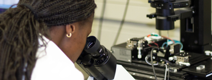 HHNS student in lab