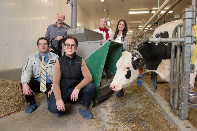 Drs. Baes, Malchiodi, Miglior, Schenkel, Shadpour with green machine methane measuring system and dairy cow