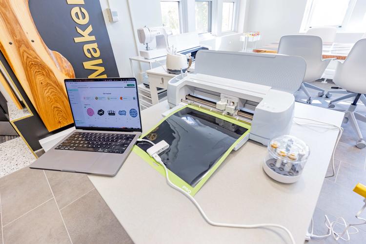 cricut machine and laptop