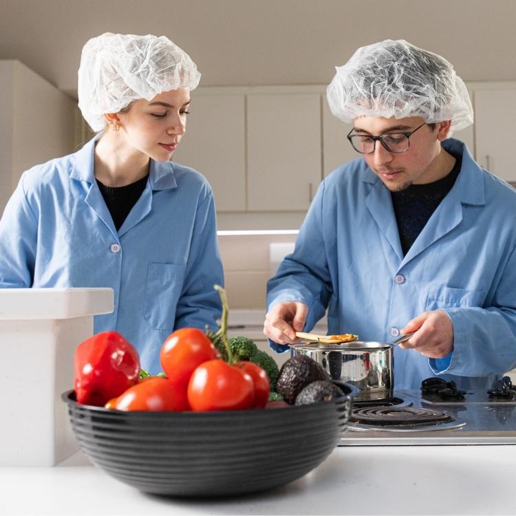 Students in the HNRU kitchen