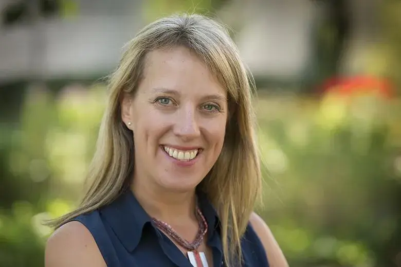 Dr. Kari Dunfield headshot