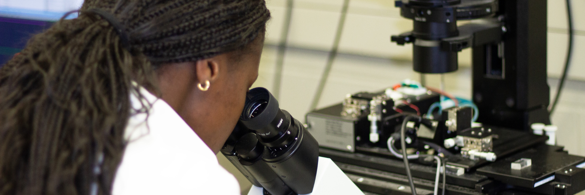HHNS student in lab