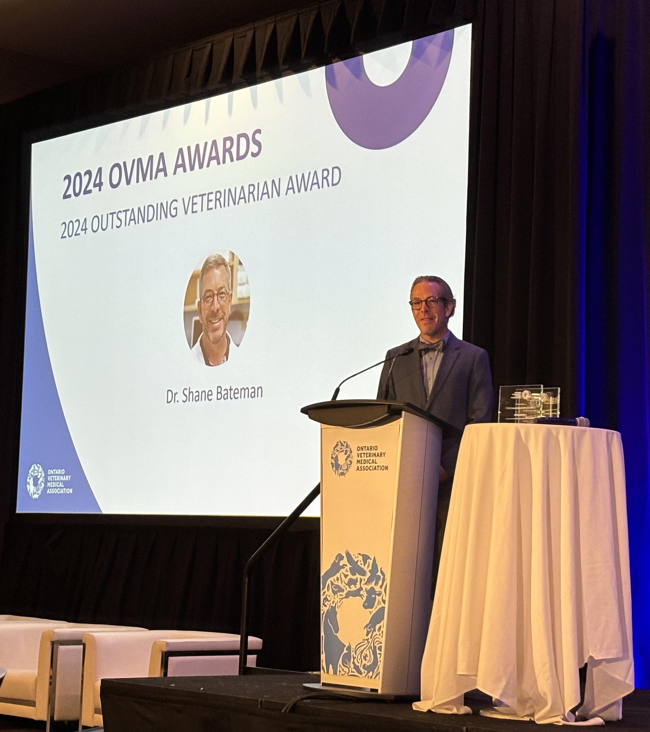 award recipient Dr. Shane Bateman accepting his award at a podium