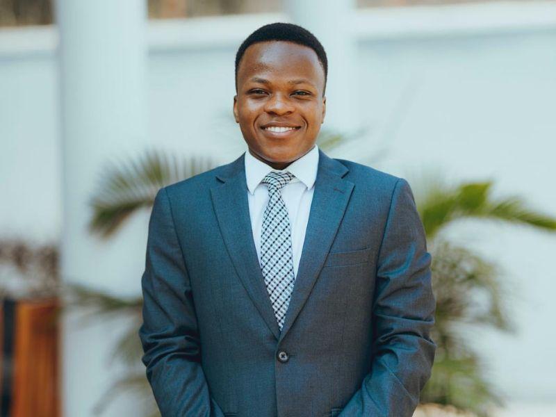 Guelph grad Eddy Dushime poses in a suit. 