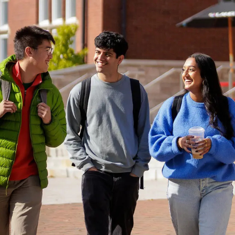 Students walking on the U of G campus