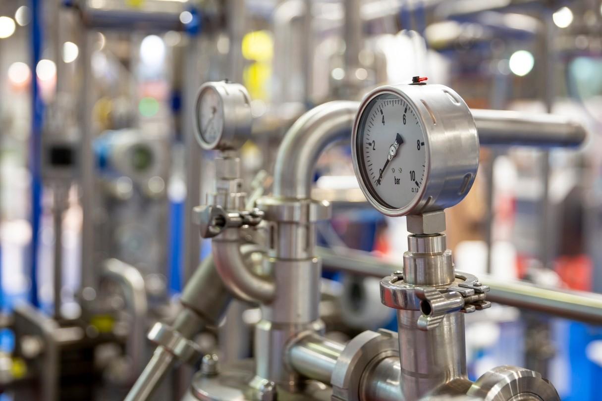 Picture of a pressure gage on a processing machine.