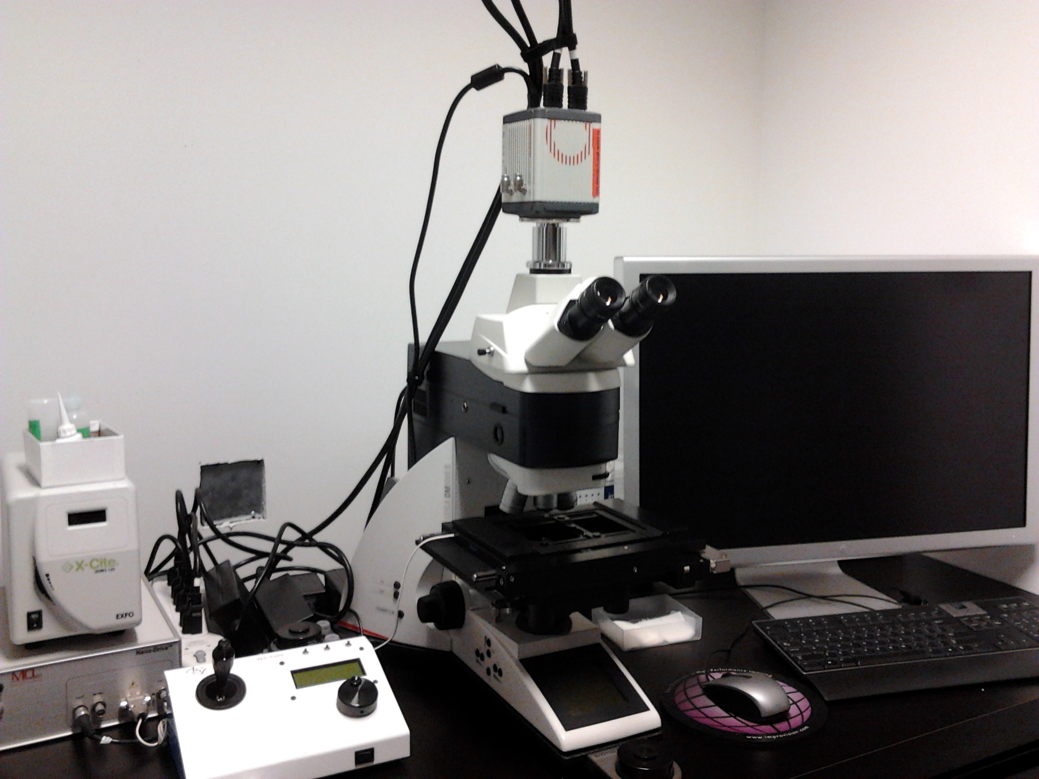 Image of the Leica DM 5000B microscope and accessory equipment