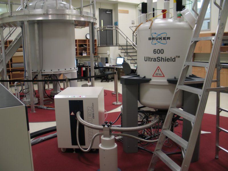 600 Cryo Image of a white Bruker 600 UltraShield