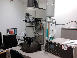 Philips CM10 Image of a white CM10 connected to an grey Edax Sapphire x-ray detector