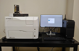 Picture of the white Cytation system, cennected to a computer and with a CO2 control on top