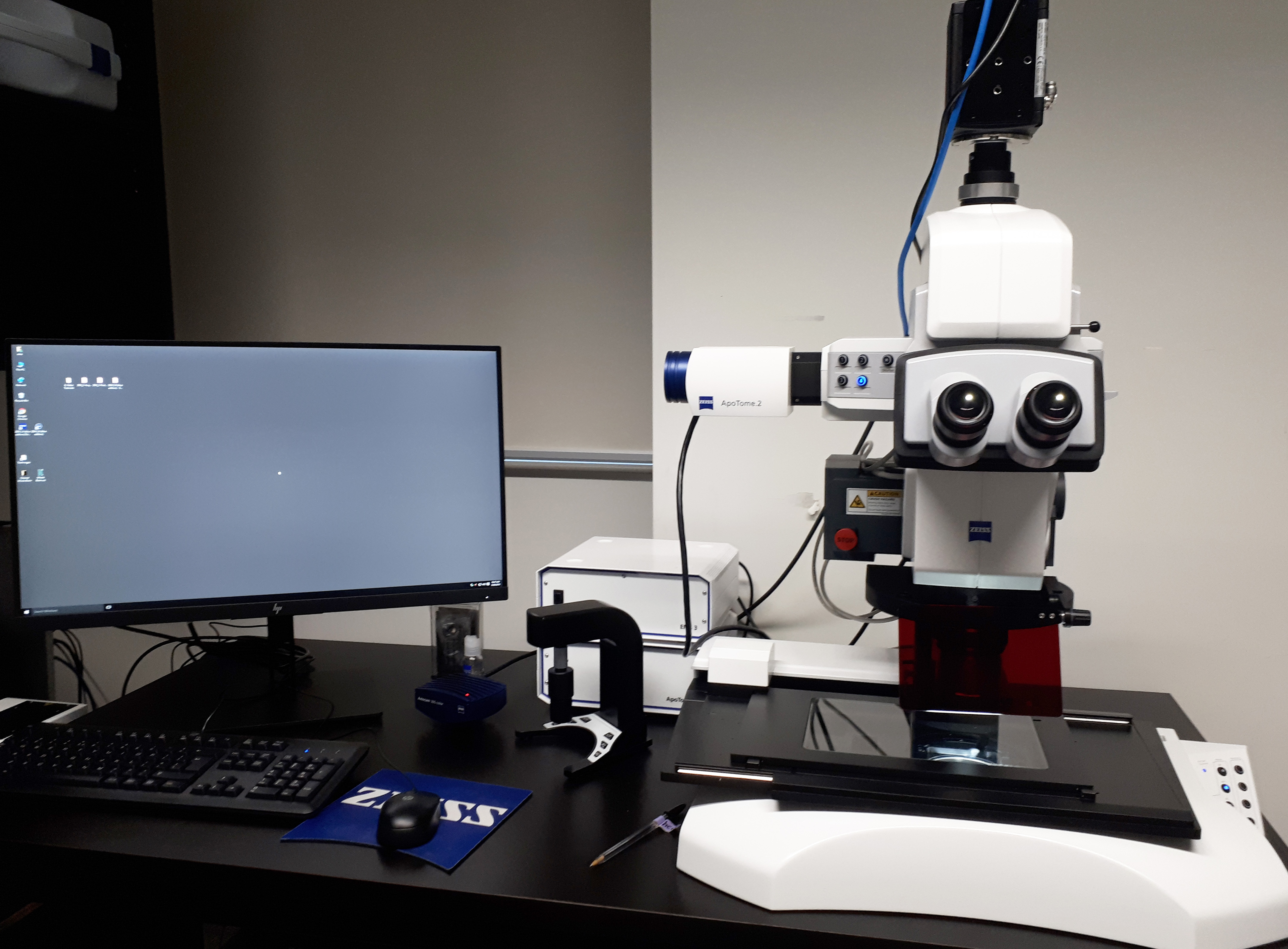 A picture of the Zeiss Axiozoom stereo microscope with accessory equipment and computer