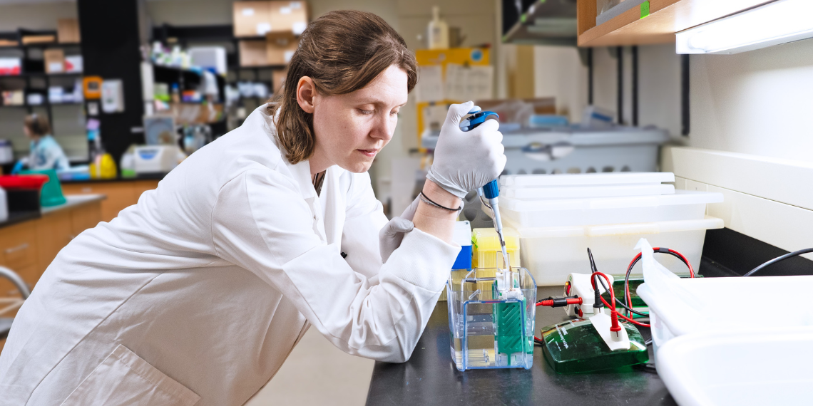 Melanie Alpaugh uses a Western blotter in the lab