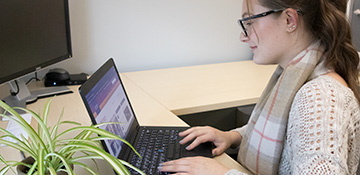 Person looking at University of Guelph website