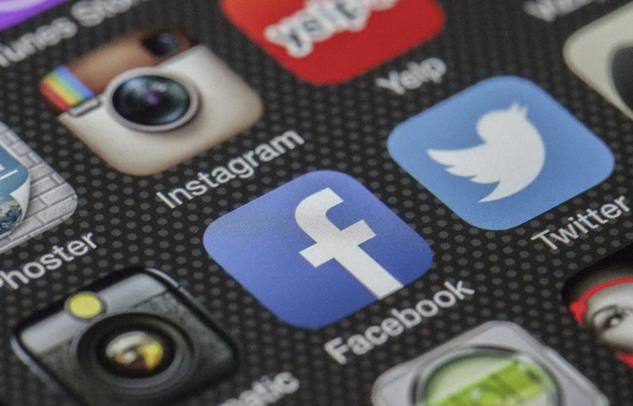 Social media app icons on a screen including Facebook, Twitter, Instagram