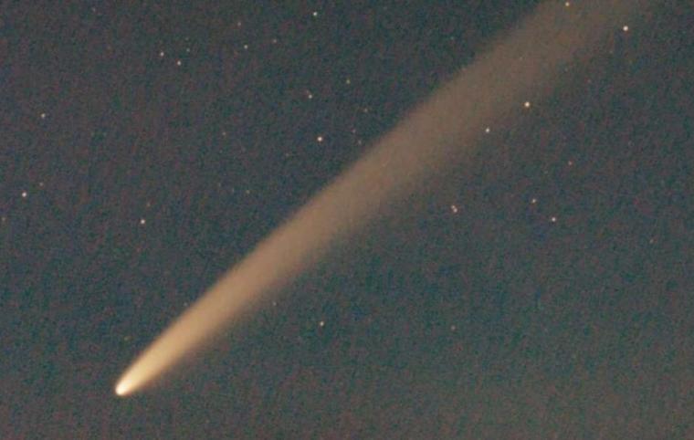 Image of a comet in the night sky