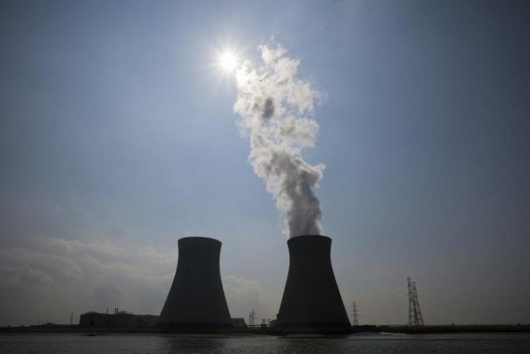Nuclear power image with smoke coming out of smokestack 