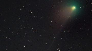 Gallaxy photograph with a green comet