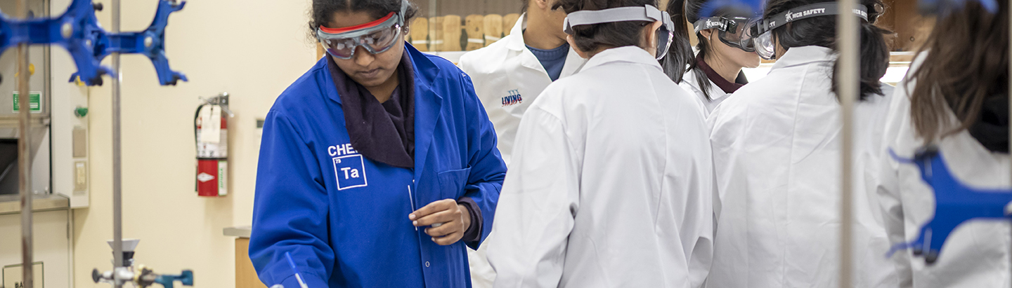 Grad student TA in lab working with students