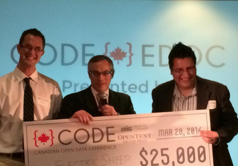 Presentation of the first place award by The Honourable Tony Clement (center) to SoCS PhD Candidate Jason Ernst (left), and partner Carlos Saavedra (right).