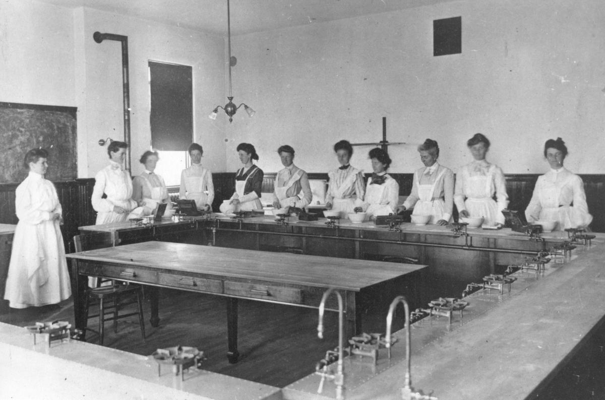 Cooking Class Photo in 1904