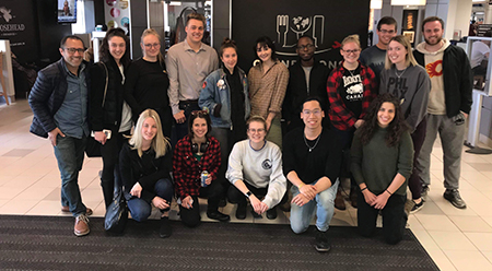 Lang business students in airport