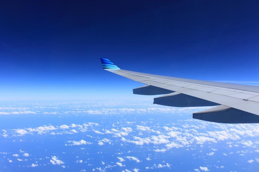 photo of airplane wing