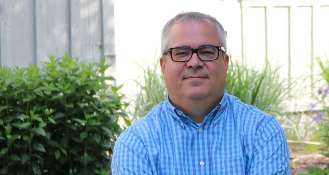 Head shot photo of Paul Klosler outside.