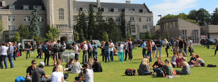 people on Johnston Green eating lunch