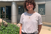 Head shot of Kelly Evans standing in front of the Summerlee Science Complex.