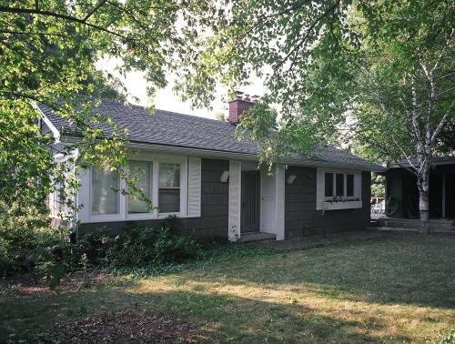 22 University Avenue East is a 1956 bungalow