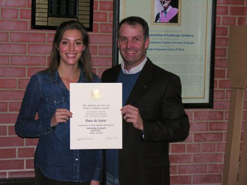 Sara de Korte receiving Sigma Lambda Alpha Award