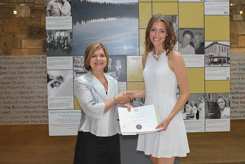 Cecelia Paine presents Sara de Korte with certificate